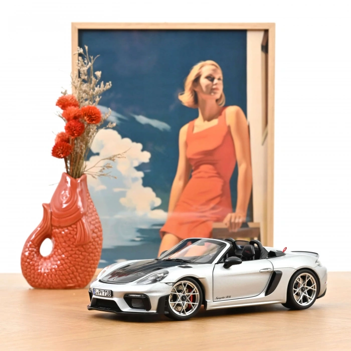 Norev 1/18 Porsche 718 Spyder RS w/ Weissach Pack 2023 GT-Silvermetallic