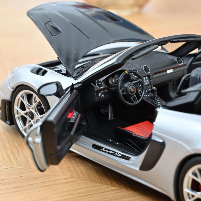 Norev 1/18 Porsche 718 Spyder RS w/ Weissach Pack 2023 GT-Silvermetallic