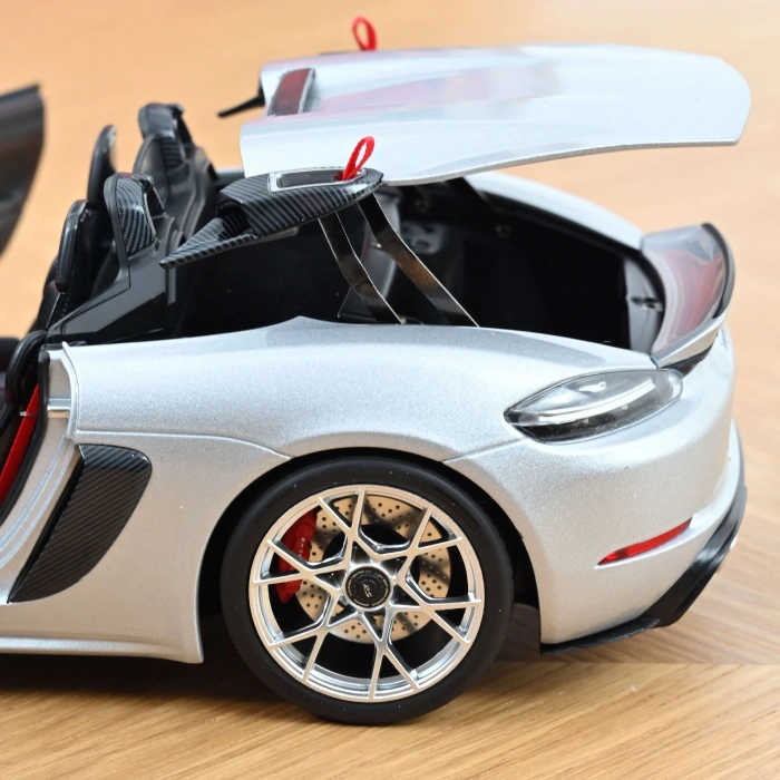 Norev 1/18 Porsche 718 Spyder RS w/ Weissach Pack 2023 GT-Silvermetallic