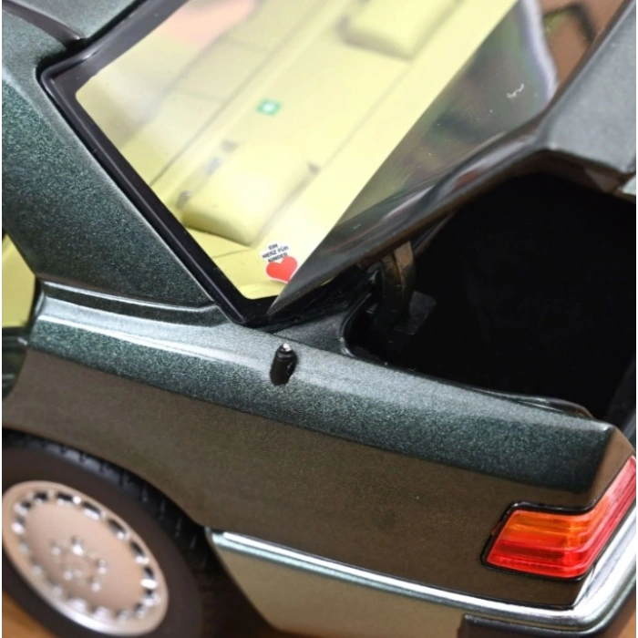 Norev 183952 1/18 Mercedes-Benz 230 E 1990 Night Green Metallic