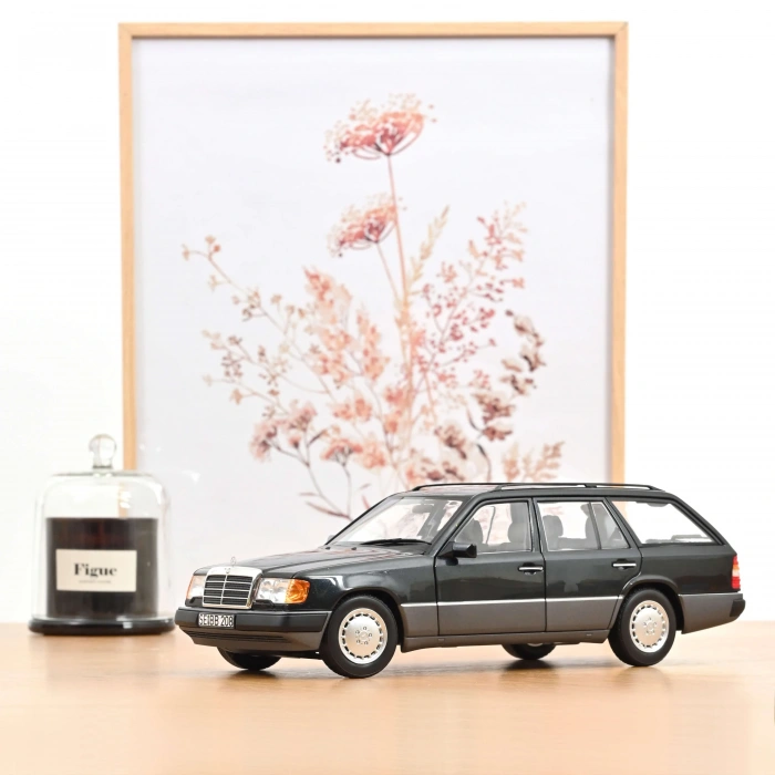 Norev 183960 1/18 Mercedes-Benz 300 D T-Modell 1990 Blueblack Metallic