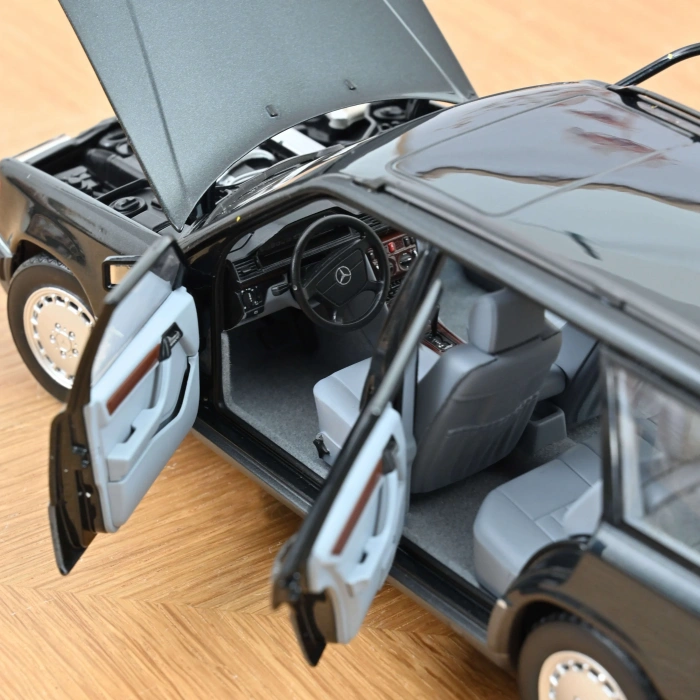 Norev 183960 1/18 Mercedes-Benz 300 D T-Modell 1990 Blueblack Metallic
