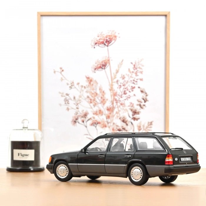 Norev 183960 1/18 Mercedes-Benz 300 D T-Modell 1990 Blueblack Metallic
