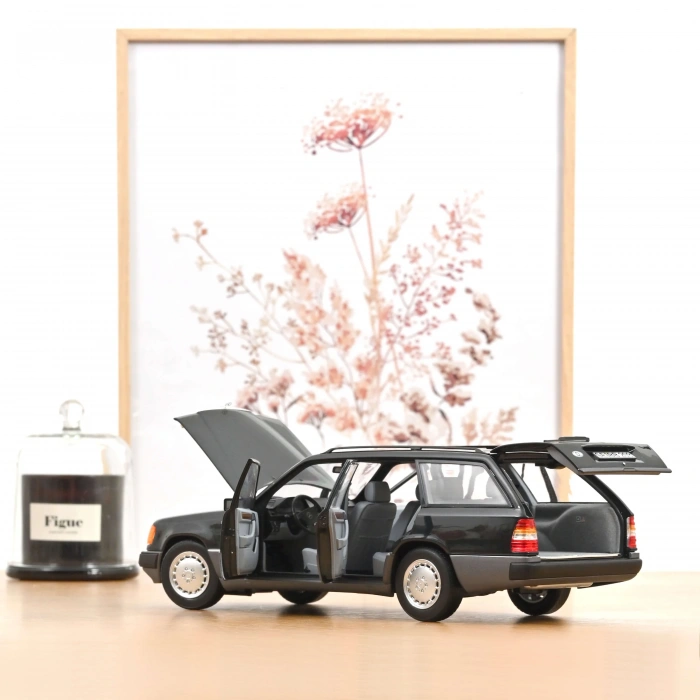 Norev 183960 1/18 Mercedes-Benz 300 D T-Modell 1990 Blueblack Metallic