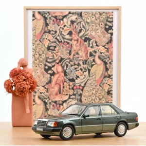 Norev 183952 1/18 Mercedes-Benz 230 E 1990 Night Green Metallic