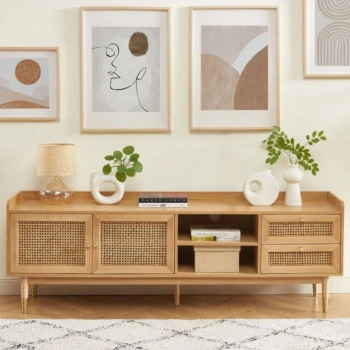 Scandi Tarzı TV Ünitesi – Bombong 180 cm, Ahşap & Rattan Detaylı