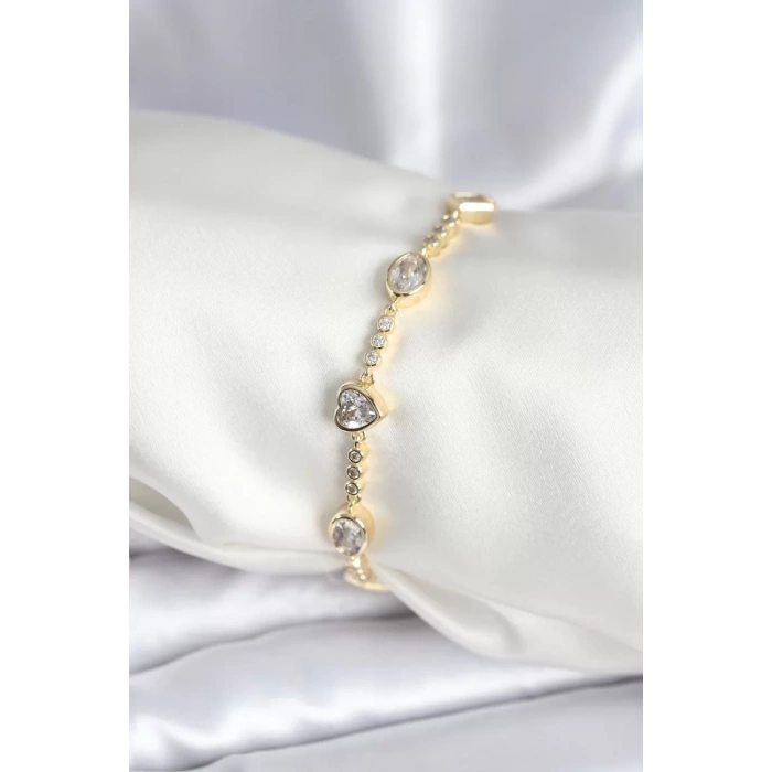 Pirinç Gold Renk Zirkon Taşlı Kalpli Model Kadın Bileklik - TJ-BB7967