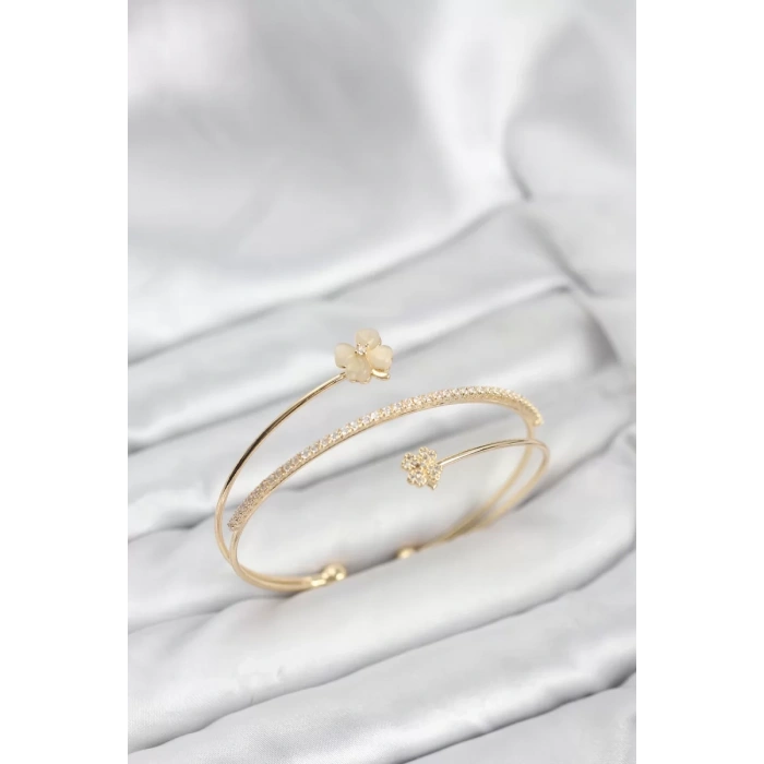Yonca Çiçek Model Pirinç Gold Renk Kadın Bileklik - TJ-BB8257
