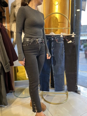 Paça yırtmaçlı ve taş detaylı boy fit