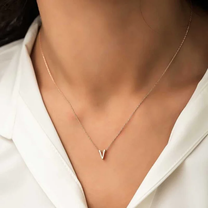 Luz&Pos Gümüş Rose 3 Boyutlu V Harf Bayan Kolye