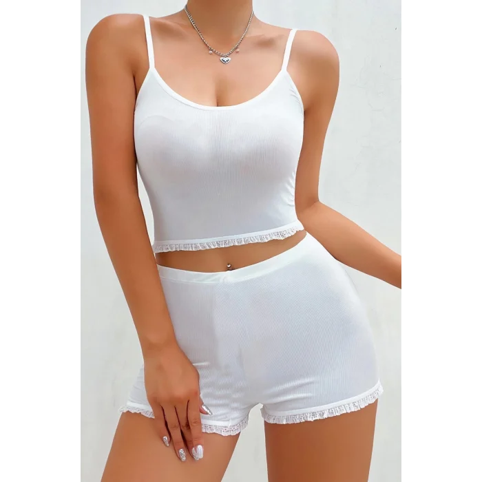 Kadın Beyaz Alt-üst Dantel Detaylı Şortlu Şık Gecelik Takım – Modern, Konforlu ve Günlük Kombinlere Uygun