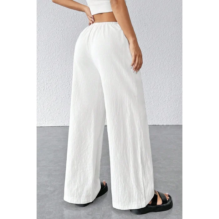 Kadın Beyaz Bol Kesim Cepli Geniş Paça Dökümlü Pantolon – Modern ve Şık Tasarım
