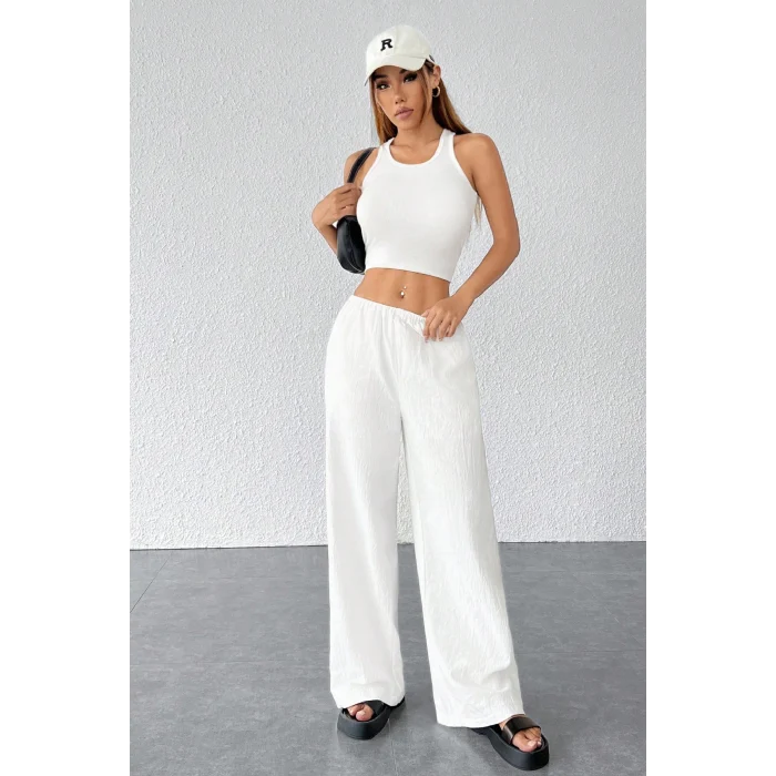 Kadın Beyaz Bol Kesim Cepli Geniş Paça Dökümlü Pantolon – Modern ve Şık Tasarım