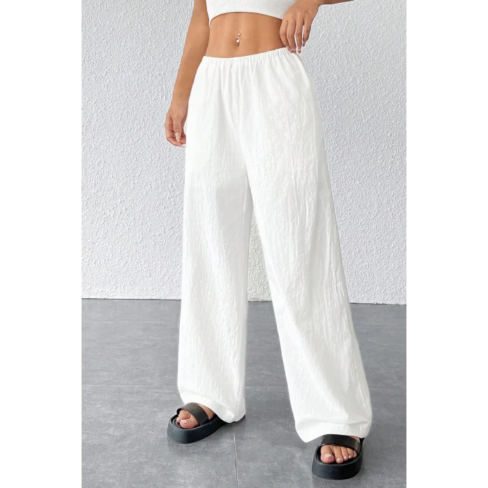 Kadın Beyaz Bol Kesim Cepli Geniş Paça Dökümlü Pantolon – Modern ve Şık Tasarım