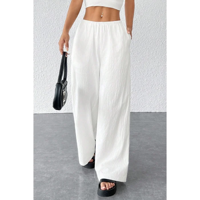 Kadın Beyaz Bol Kesim Cepli Geniş Paça Dökümlü Pantolon – Modern ve Şık Tasarım