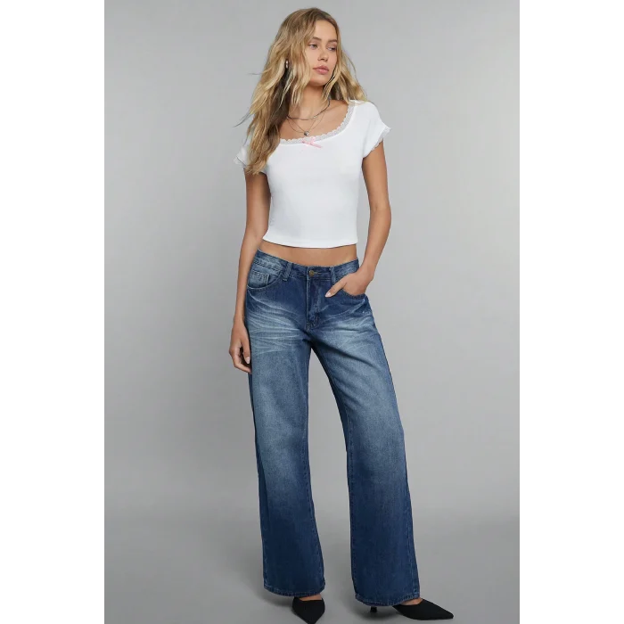 Kadın Beyaz Göğsü ve Kolları Dantelli Fiyonklu Kısa Kol Crop Top Bluz – Şık, Rahat ve Kolay Kombinlenebilir