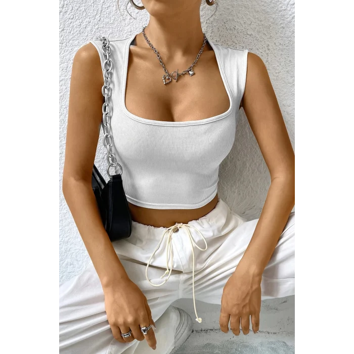 Kadın Beyaz Kare Yaka Kalınlaşan Omuz Detaylı Crop Top Bluz – Şık, Rahat ve Kolay Kombinlenebilir