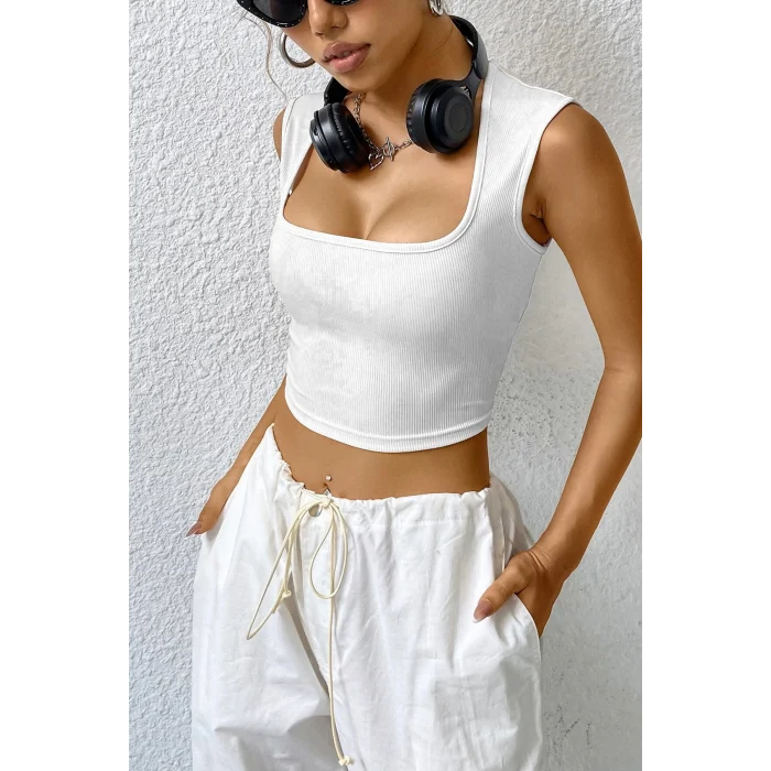 Kadın Beyaz Kare Yaka Kalınlaşan Omuz Detaylı Crop Top Bluz – Şık, Rahat ve Kolay Kombinlenebilir