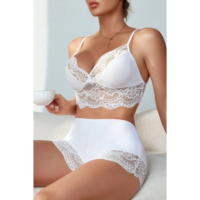 Kadın Beyaz Kaşkorse ve Dantel Detaylı Şortlu Gecelik Takım – Modern, Konforlu