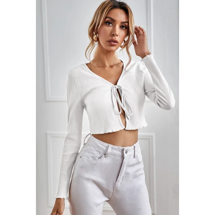 Kadın Beyaz Uzun Kollu Önden Bağlama Detaylı Crop Top Bluz – Şık, Rahat ve Kolay Kombinlenebilir