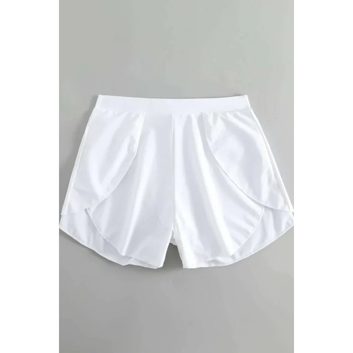 Kadın Beyaz Yırtmaçlı Etek Görünümlü Şık Deniz Şortu – Modern ve Şık Tasarım