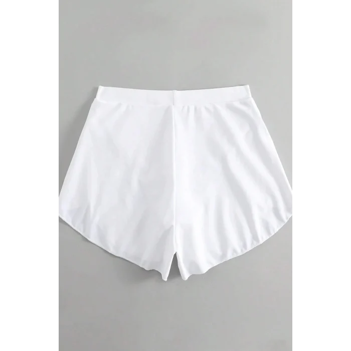Kadın Beyaz Yırtmaçlı Etek Görünümlü Şık Deniz Şortu – Modern ve Şık Tasarım
