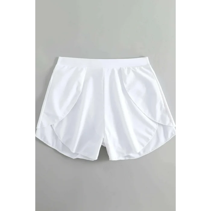 Kadın Beyaz Yırtmaçlı Etek Görünümlü Şık Deniz Şortu – Modern ve Şık Tasarım