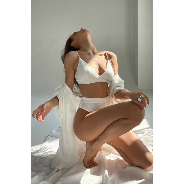 Kadın Beyaz Yüksek Bel Dolgusuz Slip Takım – Modern, Konforlu ve Günlük Kombinlere Uygun