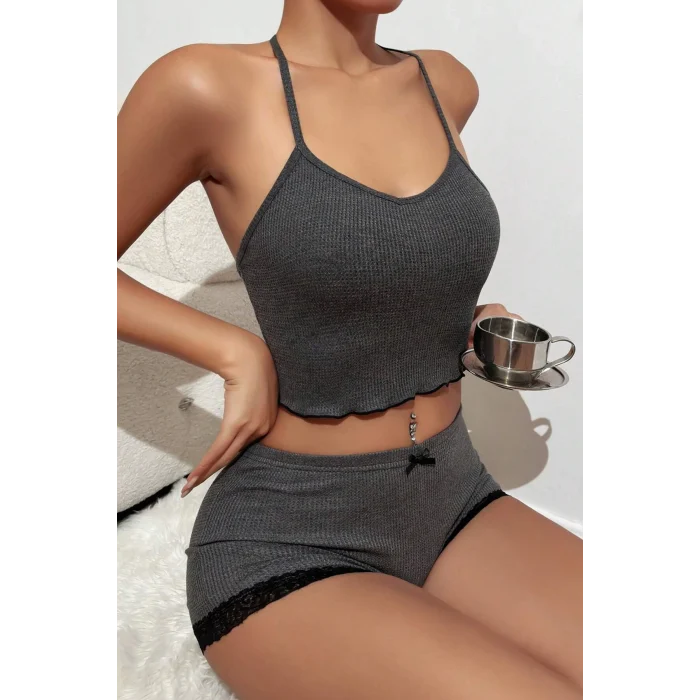 Kadın Gri Kaşkorse Sırt ve Bacak Kısmı Dantel Detaylı Şortlu Gecelik Takım – Modern, Konforlu ve Günlük Kombinlere Uygun