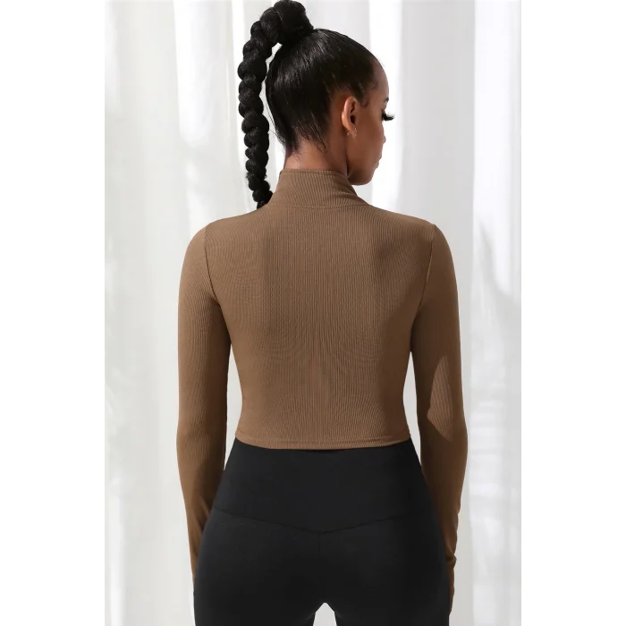 Kadın Kahverengi Uzun Kol Fermuarlı Parmak Geçme Detaylı Dik Yaka Crop Top Bluz – Şık, Rahat ve Kolay Kombinlenebilir
