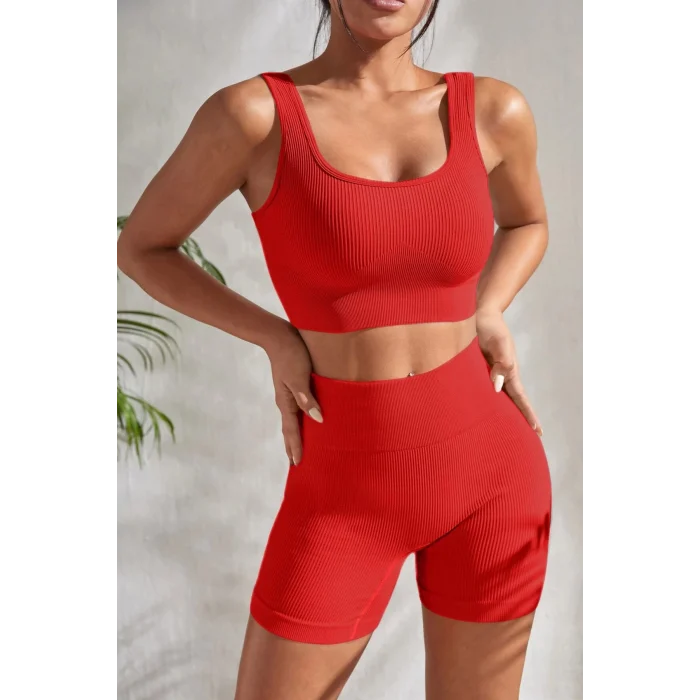 Kadın Kırmızı Kalın Askılı Yüksek Bel Şortlu Gecelik Takımı – Modern, Konforlu ve Günlük Kombinlere Uygun