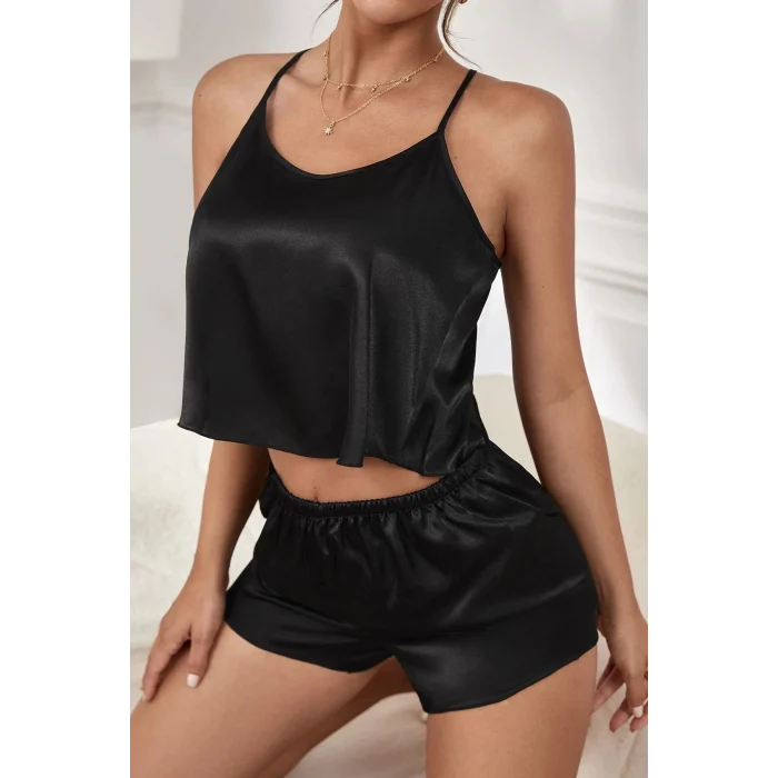 Kadın Siyah Asimetrik Sırt Dekolte Detaylı Şık Şortlu Gecelik Takım – Modern, Konforlu ve Günlük Kombinlere Uygun