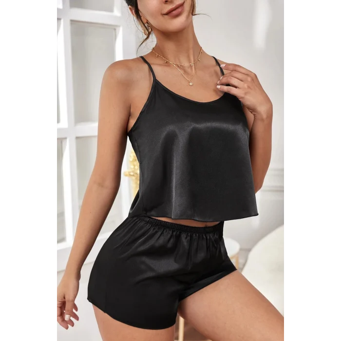 Kadın Siyah Asimetrik Sırt Dekolte Detaylı Şık Şortlu Gecelik Takım – Modern, Konforlu ve Günlük Kombinlere Uygun