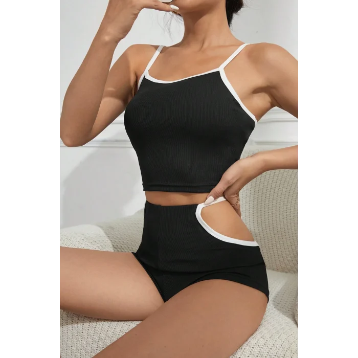 Kadın Siyah Beyaz Şortlu Cut-Out Detaylı Gecelik Takımı – Modern, Konforlu ve Günlük Kombinlere Uygun