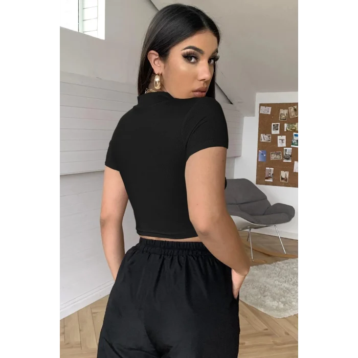 Kadın Siyah Göğüs Dekolteli Yarım Kollu Cut Out Crop Top Bluz – Şık, Rahat ve Kolay Kombinlenebilir