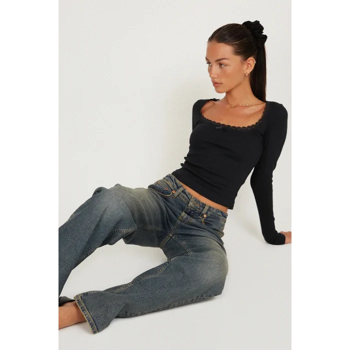 Kadın Siyah Kare Yaka Dantelli Uzun Kollu Crop Top Bluz – Şık, Rahat ve Kolay Kombinlenebilir