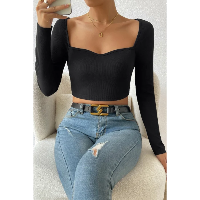 Kadın Siyah Uzun Kol Göğüs Dekolteli Şık Crop Top Bluz – Şık, Rahat ve Kolay Kombinlenebilir