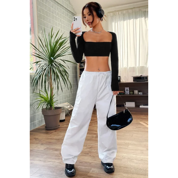 Kadın Siyah Uzun Kol Göğüs ve Sırt Dekolteli Crop Top Bluz – Şık, Rahat ve Kolay Kombinlenebilir