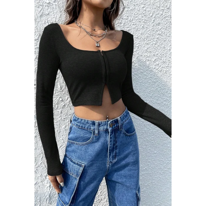Kadın Siyah Uzun Kollu Agraflı Göğüs ve Göbek Dekolteli Crop Top Bluz – Şık, Rahat ve Kolay Kombinlenebilir