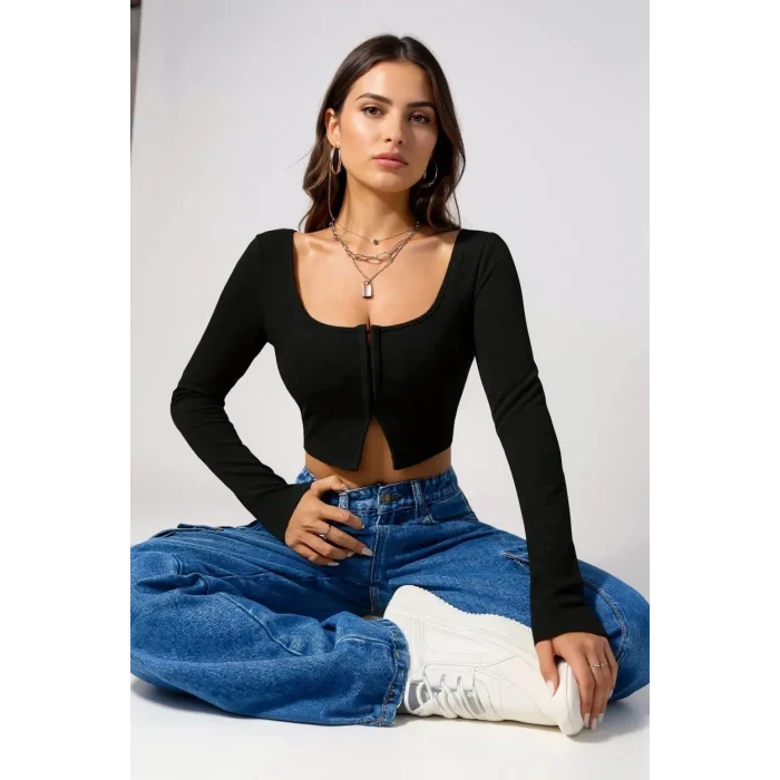 Kadın Siyah Uzun Kollu Agraflı Göğüs ve Göbek Dekolteli Crop Top Bluz – Şık, Rahat ve Kolay Kombinlenebilir