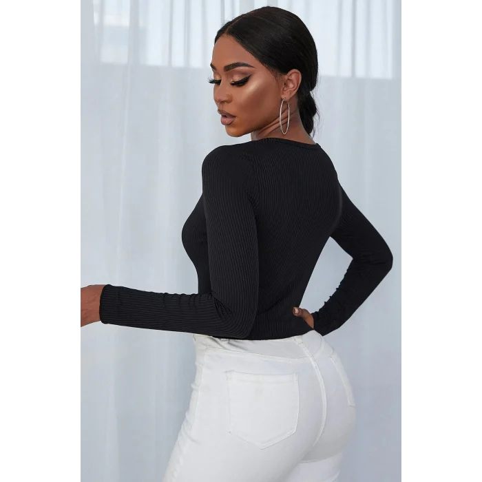 Kadın Siyah Uzun Kollu Düğmeli Göğüs ve Göbek Dekolteli Crop Top Bluz – Şık, Rahat ve Kolay Kombinlenebilir