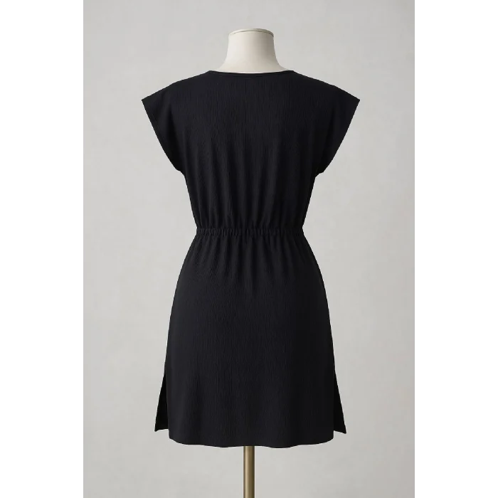 Kadın Siyah Yanları Yırtmaçlı Tokalı V Yaka Mini Plaj Elbisesi – Şık, Rahat ve 4 Mevsim Kullanıma Uygun