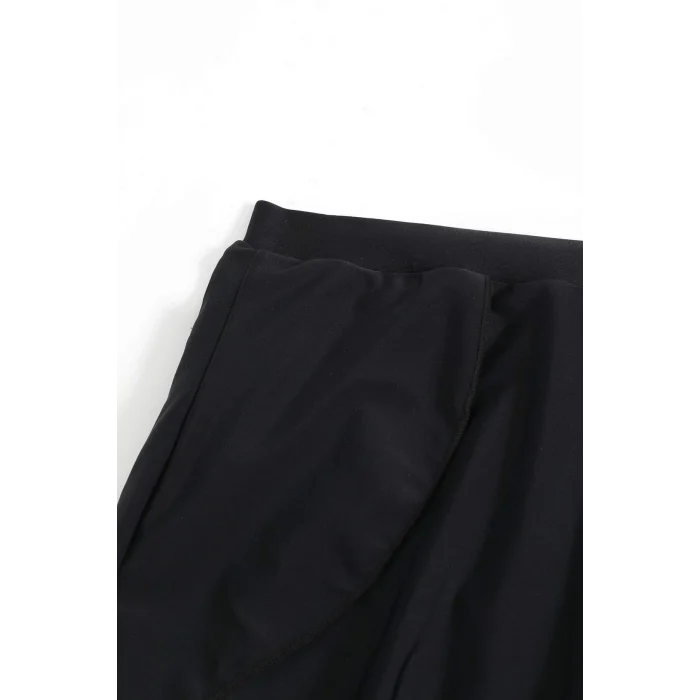 Kadın Siyah Yırtmaçlı Etek Görünümlü Şık Deniz Şortu – Modern ve Şık Tasarım