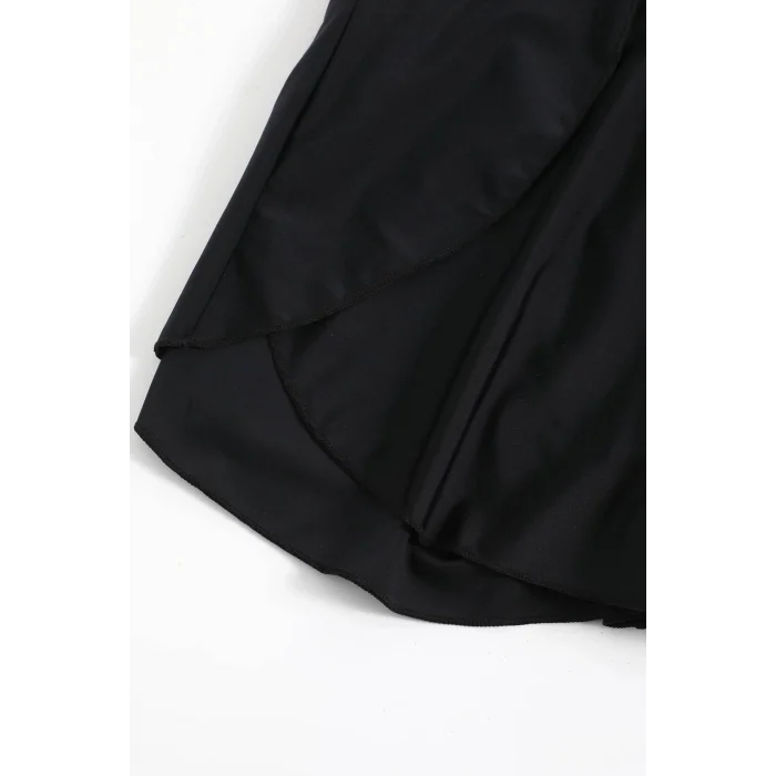 Kadın Siyah Yırtmaçlı Etek Görünümlü Şık Deniz Şortu – Modern ve Şık Tasarım