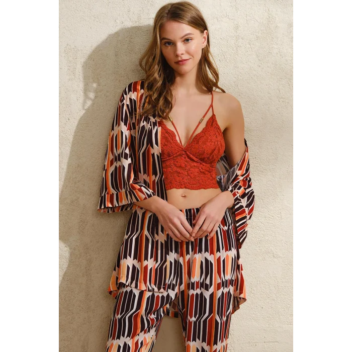 Luz&Pos Arias Closet Dokuma Viskon Geometrik Baskılı Sabahlık Balensiz Desteksiz Dolgusuz Yaka Detaylı Dantelli Büstiyer Sütyen Ve Pantolon Pijama 3lü Takım