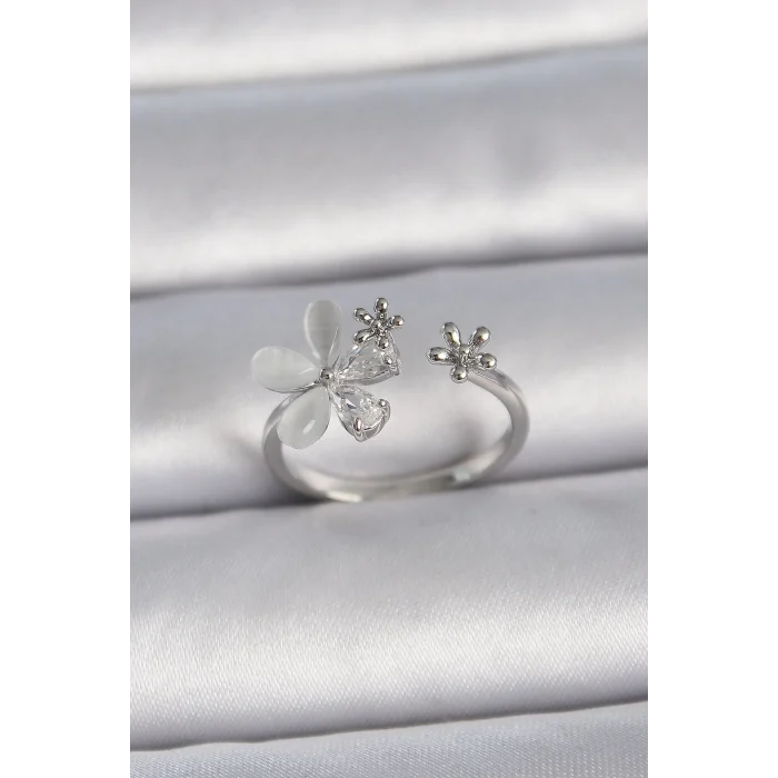 Pirinç Gümüş Renk Ayarlanabilir Zirkon Taşlı Beyaz Mineli Yaprak Model Kadın Yüzük