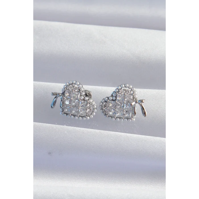 Pirinç Gümüş Renk Fiyonk Detay İncili Zirkon Taşlı Kalp Küpe