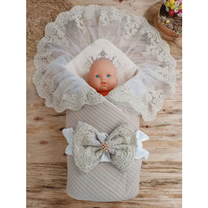 Luz&Pos Yenidoğan Kuzulu Taç Nakış Güpürlü Fiyonklu Duvaklı Prizma Taş Unisex Kundak Bebek Battaniyesi Bej