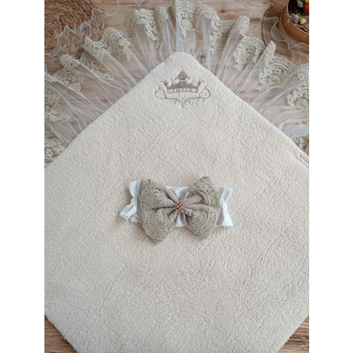 Luz&Pos Yenidoğan Kuzulu Taç Nakış Güpürlü Fiyonklu Duvaklı Prizma Taş Unisex Kundak Bebek Battaniyesi Bej