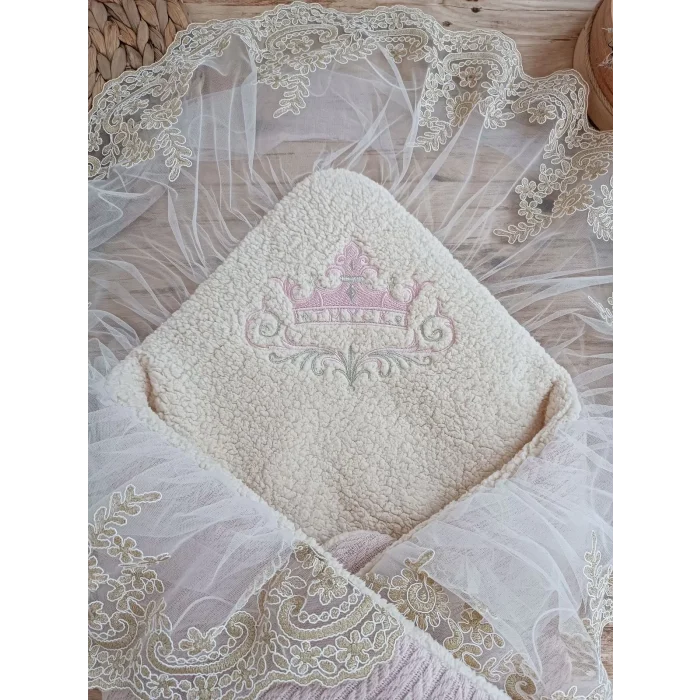 Luz&Pos Yenidoğan Kuzulu Taç Nakış Güpürlü Fiyonklu Duvaklı Prizma Taş Unisex Kundak Bebek Battaniyesi Pembe
